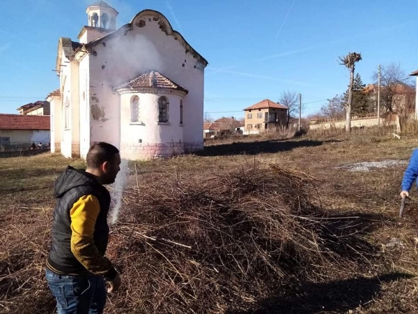 След 10 години: Почистиха гробища и църква в криводолско село