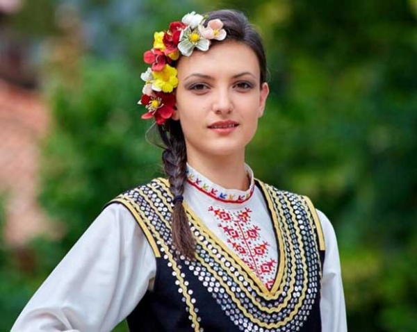 Красивата Боряна Василева пее за кнежени в новогодишната нощ