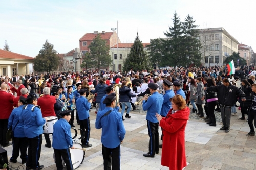 Стотици се хванаха на най-дългото хоро в Оряхово