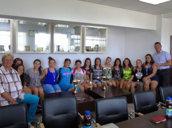 Волейболистките на Бяла Слатина подариха купите си на кмета Цветков
