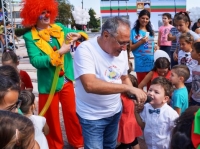 Детският любимец Бате Енчо весели хлапета в Мездра