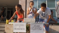 Деца помагат на пострадалите от наводнението в Бяла Слатина