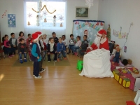 Децата в Ракево посрещнаха Дядо Коледа