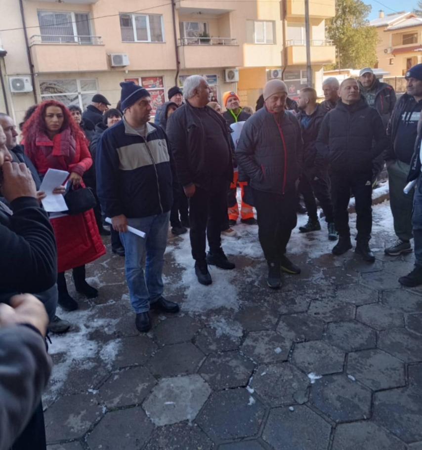 Äåñåòêè æèòåëè îò Âðà÷àíñêî ïðîòåñòèðàõà çàðàäè ëèïñàòà íà åëåêòðè÷åñòâî