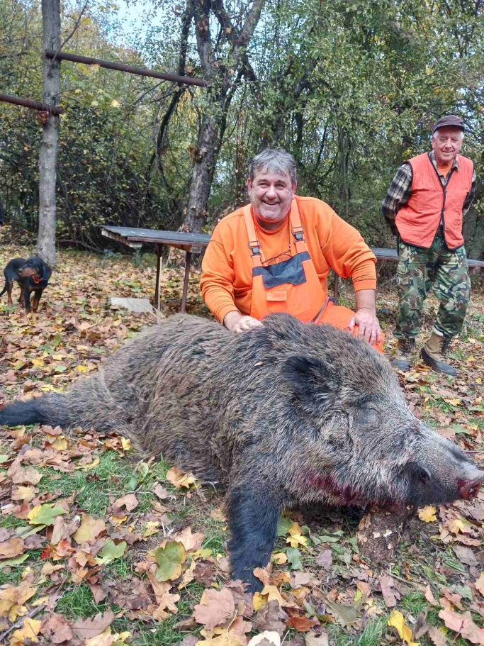 Ñëóêà! Ëîâåö îòñòðåëÿ 240-êèëîãðàìîâ ãëèãàí