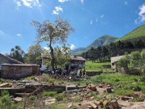 Прим дизайн Добрият пример: Ромски младежи сами си почистиха боклуците