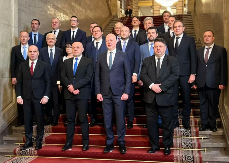 Îôèöèàëíî! Êàáèíåòúò „Æåëÿçêîâ“ ïîäàäå îñòàâêà