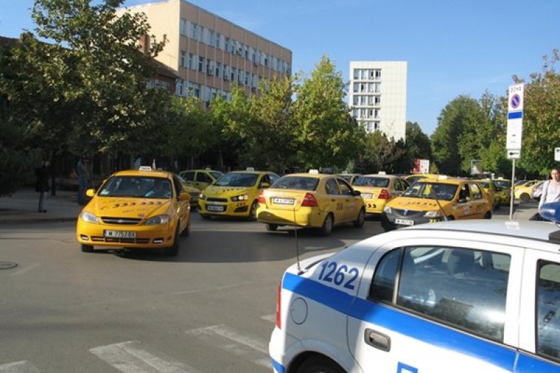 Вдигат цените на такситата