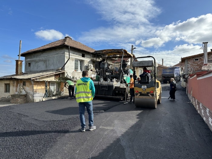 Асфалтират улици в Оряхово