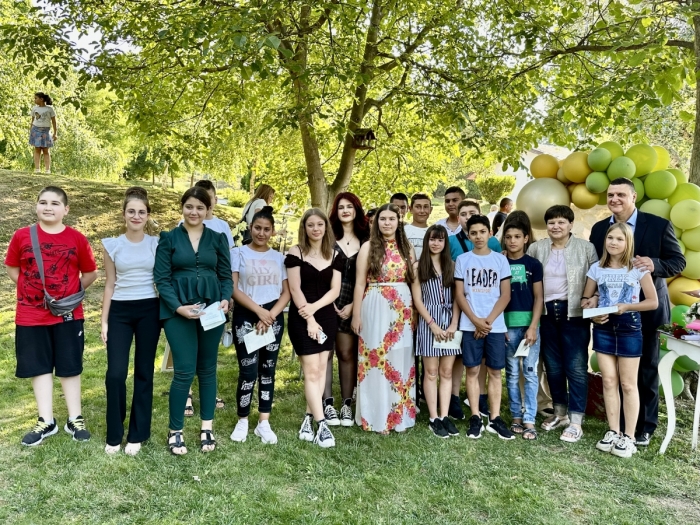 Кмет изненада седмокласници с красива торта