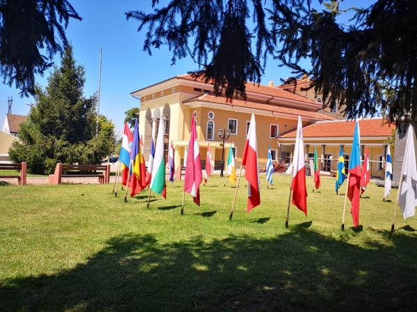 Националните флагове на държавите-гости на събитията са вече подредени в центъра на града. 