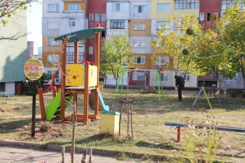 Изградиха 3 нови детски площадки
