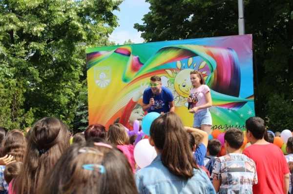 Стотици деца празнуват 1 юни в Бяла Слатина