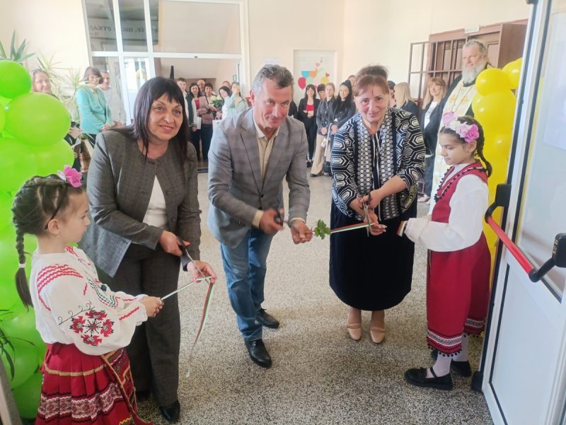 Училище чества патронен празник с концерт и модерен STEM център