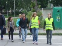 Доброволци помагат на ученици да пресичат улиците в Козлодуй