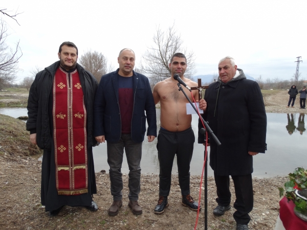 Кметът Христо Доков награди спасителя на кръста в Криводол