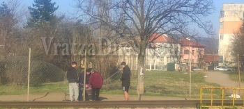 Куриоз! Даже и пенсионери прескачат оградите край жп линията във Враца