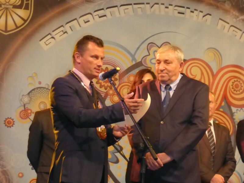 Кметът инж. Иво Цветков му връчва плакет за Почетен гражданин на Бяла Слатина