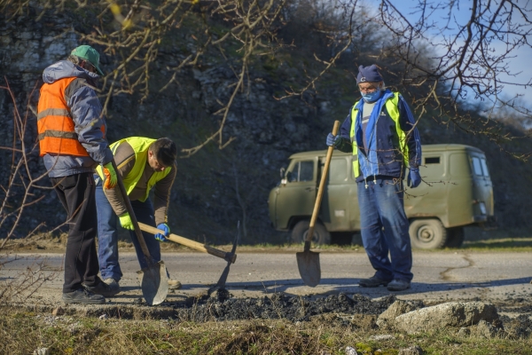 Аварийно запълват дупките в Мездра