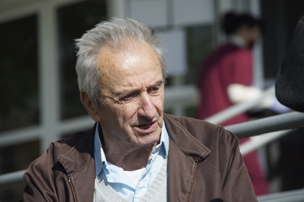 86-годишен дядо дари пенсията си на болницата в Мездра
