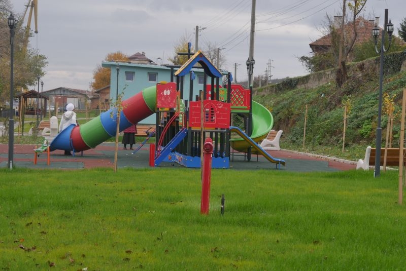 Красива детска площадка радва най-малките