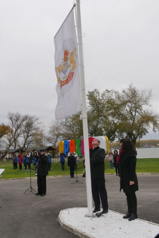 Кметът Росен Добрев и председателят на ОбС Румяна Декова издигнаха знамето на Оряхово