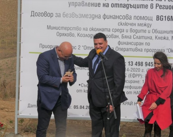 Чист оряховски мед получи за спомен министър Емил Димитров