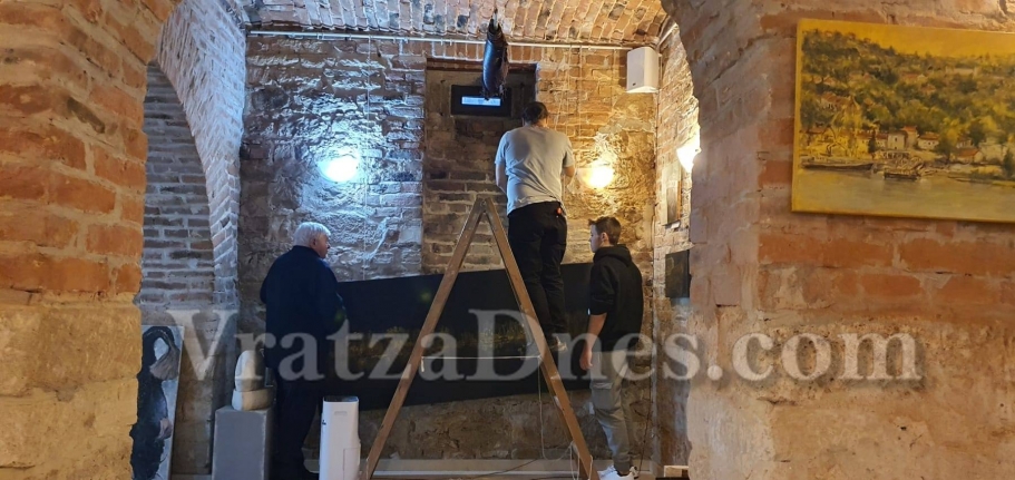 Радослав реди изложбата в галерия "Савчеви"