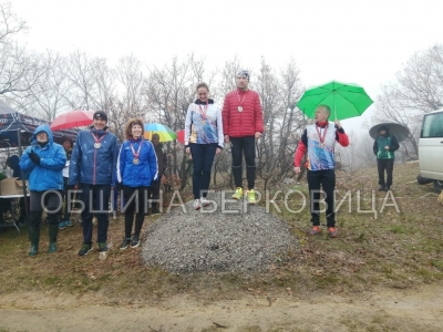 Патриция и Ангел Пешеви с няколко приза от състезания по ориентиране