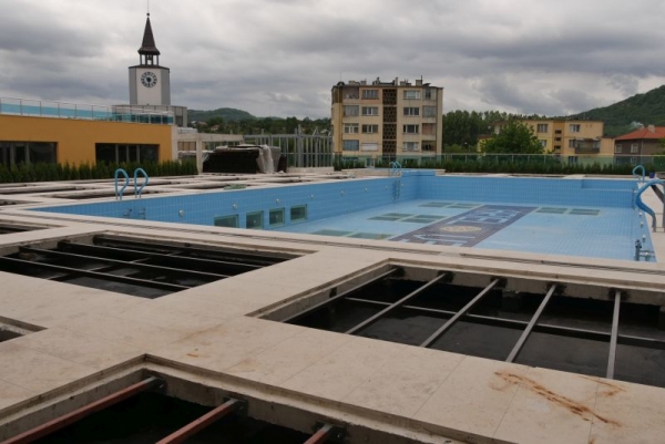 Голям басейн на покрива на хотел 