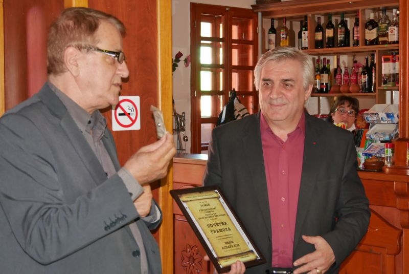 Кметът Иван Аспарухов получи от председателя на СБП Боян Ангелов специална грамота за подкрепа на литературата
