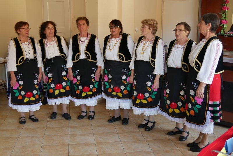 Традиционни песни изпълни Женската група за автентичен фолклор при читалище „Хр.Ботев-1897” с ръководител Руска Доцинска