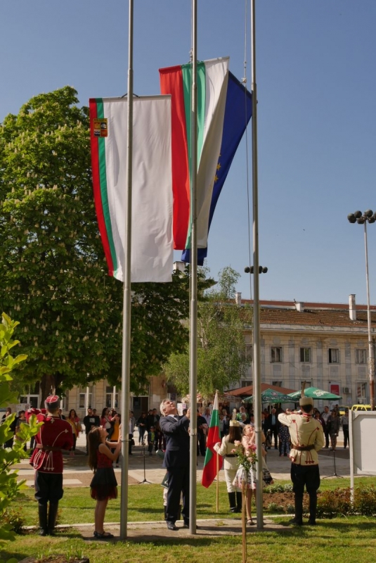 Кметът Иван Аспарухов издигна националния флаг навръх Гергьовден