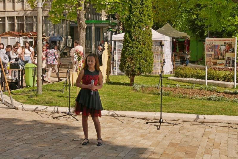 Малката певица Ева Христова, изпълни "Де е България"