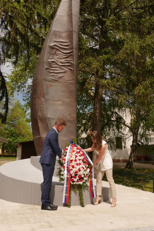 Венци и цветя окичиха паметника на загиналите съветски летци