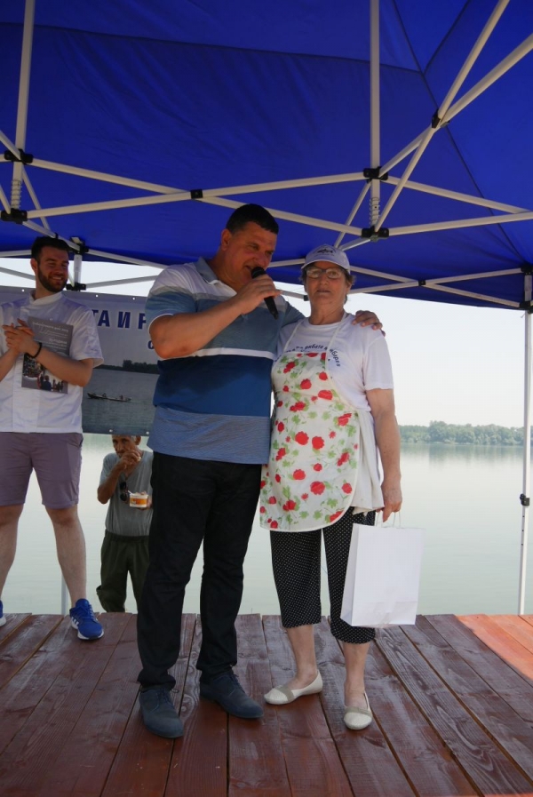 Кметът Росен Добрев награди най-големия майстор на саламура в Остров баба Иванка Петрова