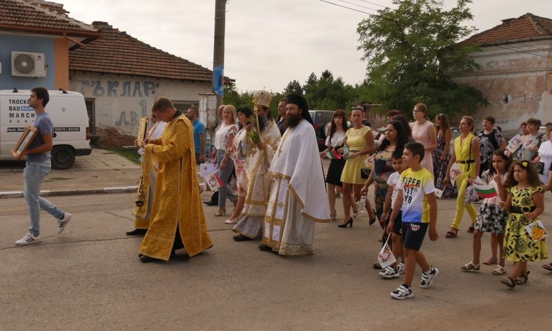 Митрополит Даниил, кметът Наташа Михайлова и председателят на ОбС Катя Додева поведоха празничното шествие