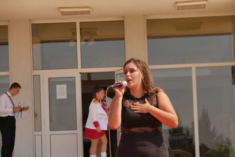 Полуфиналистката в "Гласът на България" Галя Георгиева от Вършец изпълни прочувствено няколко песни