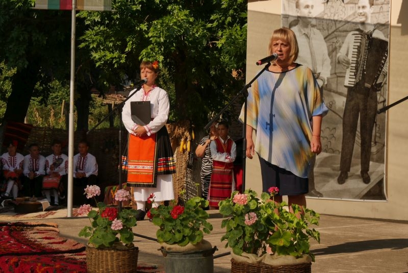 Заместник-кметът Боряна Петкова поздрави участниците, а водещ бе Цветелина Късльовска