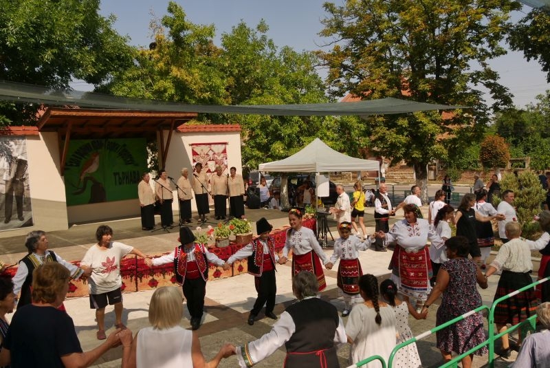 Певческата група от ломското село Ковачица вдигна публиката на хорото