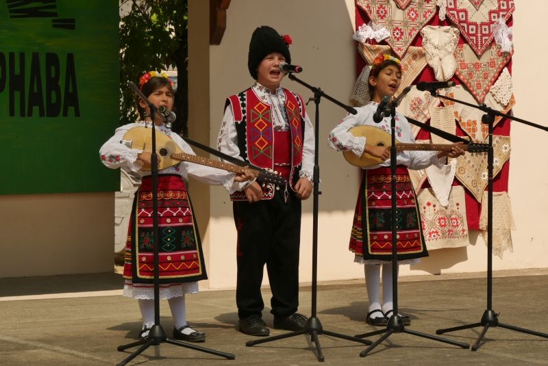 Яна, Калина и Лъчезар от с. Тодорово трогнаха публиката с песен, със съпровод на тамбура