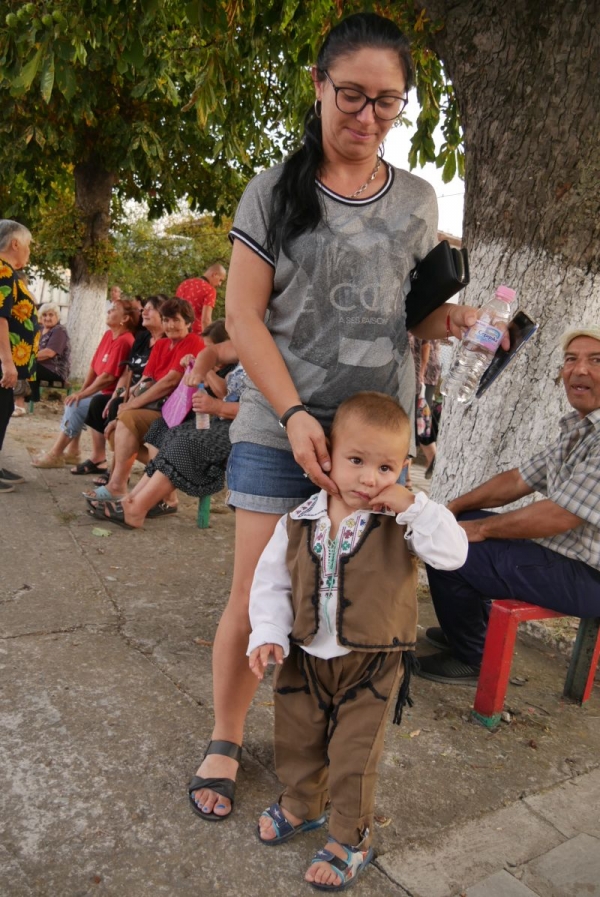 Най-малкият зрител на празника бе почти 2-годишния Даниел, пременен в народна носия