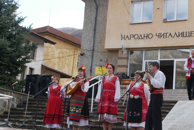 Гласовитите певици от Типченица, част от четиригласния женски хор 