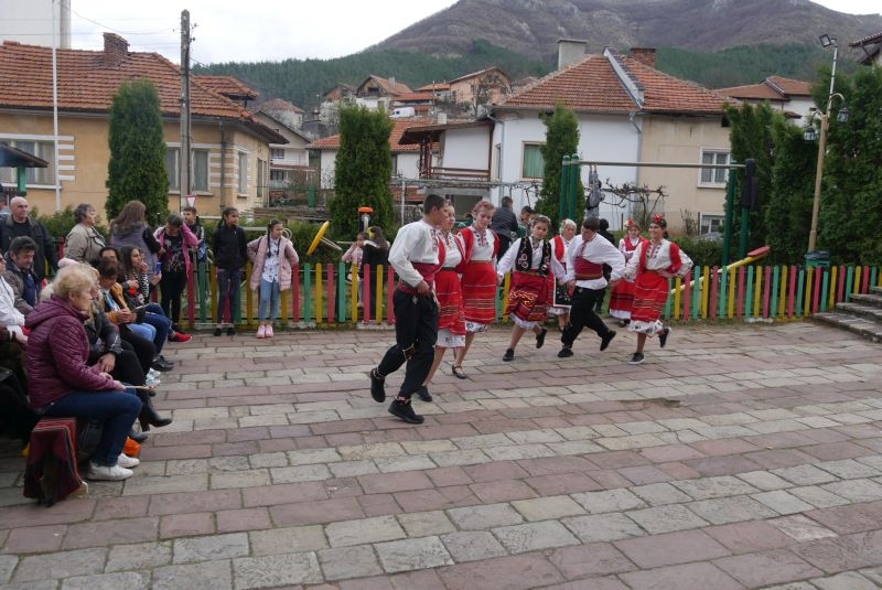 Малките танцьори от читалището в Спанчевци
