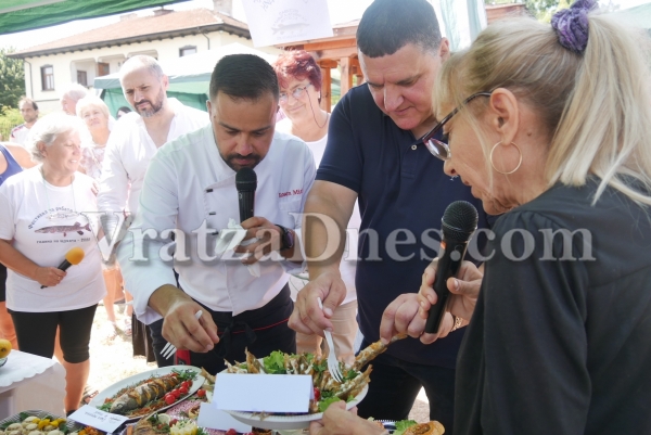 Шеф Митков, народния представител Красен Кръстев и кмета Росен Добрев бяха впечатлени от ястията