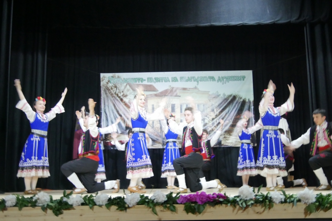 Китка народни танци от ансамбъл "Вратица" с художествен ръководител Георги Евденов