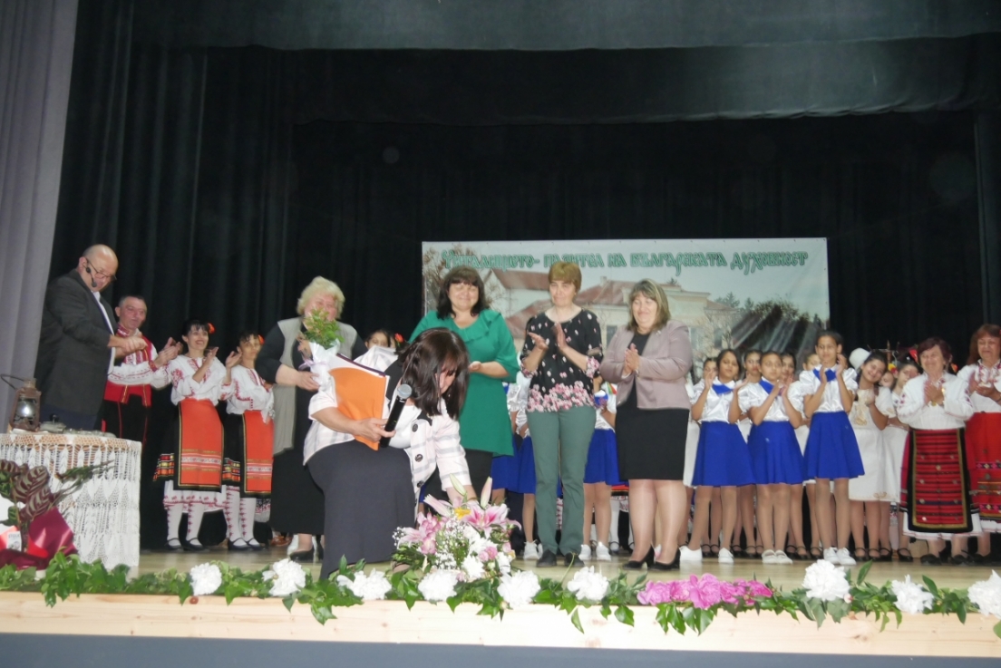 Кошница с цветя от кмета Габриела Раловска 