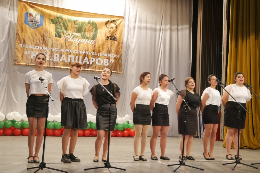 Певческа група "Чучулигите" с ръководител инж. Грета Горанова