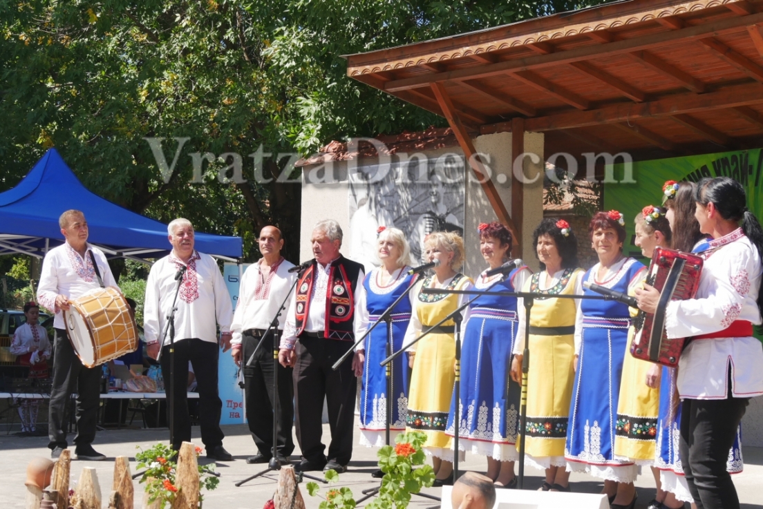 Певческа група "Бовска китка" със солист Славчо Петков и художествен ръководител Костадинка Инкова