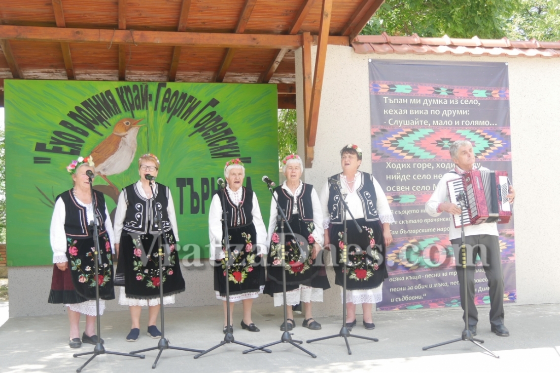 Певческа група "Копрен" при клуба на пенсионера в с. Копиловци с ръководител Силва Каменова